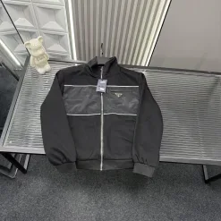 Hochwertiger Prada-Mantel in Schwarz