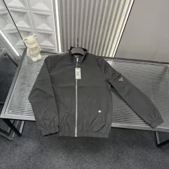 Premium Prada Mantel im schwarzen Stil