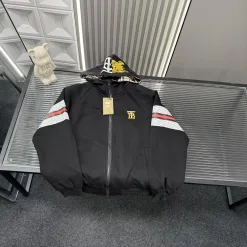 Hochwertiger Burberry Mantel Schwarz Bestickte Kollektion