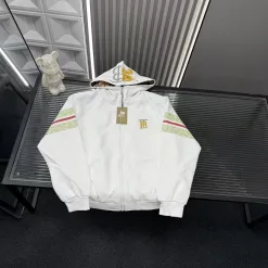 Luxus-Mantel von Burberry aus der Kollektion mit weißen Stickereien