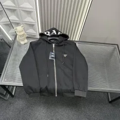 Premium Prada Mantel im schwarzen Stil