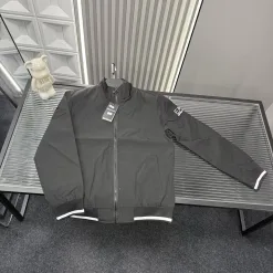 Hochwertiger Armani-Mantel in Schwarz, bestickte Kollektion
