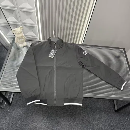 Hochwertiger Armani-Mantel in Schwarz, bestickte Kollektion