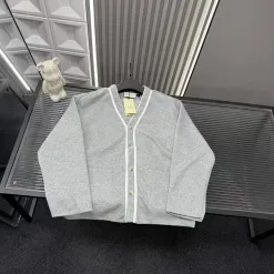 Bestseller Gucci Mantel Grau Minimalistischer Stil