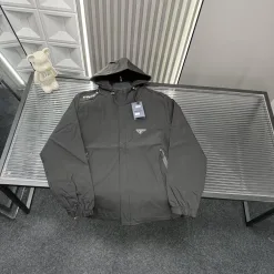 Premium Prada Mantel im schwarzen Logo-Stil