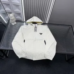 Bestseller Prada Mantel Weiß Logo Kollektion