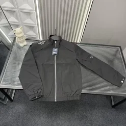 Hochwertiger Prada Mantel im Schwarzen Stil