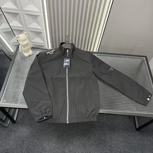Hochwertiger Prada Mantel im Schwarzen Stil