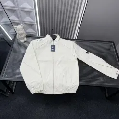 Hochwertiger Prada Mantel im Weiß-Stil