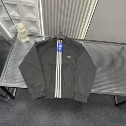 Hochwertige Adidas-Jacken im schwarzen Streifenstil