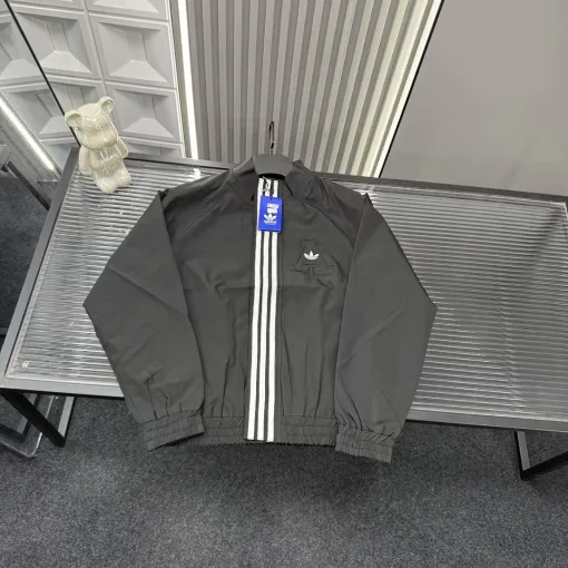 Hochwertige Adidas-Jacken im schwarzen Streifenstil