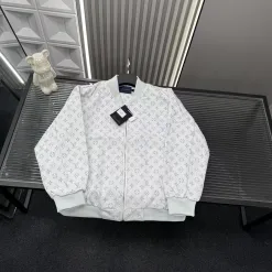 Premium Louis Vuitton Mantel in schwarzem Leder-Print-Stil