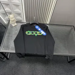 Hochwertige Earth Sweatshirts im schwarzen Logo-Stil