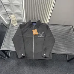 Hochwertiger Louis Vuitton Mantel in Schwarz mit Stickerei