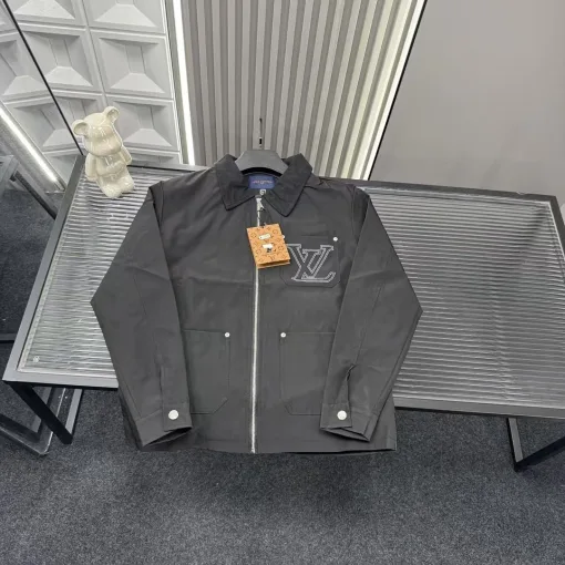 Hochwertiger Louis Vuitton Mantel in Schwarz mit Stickerei