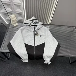 Hochwertiger Nike Mantel im grauen Patchwork-Stil