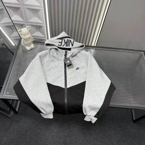 Hochwertiger Nike Mantel im grauen Patchwork-Stil