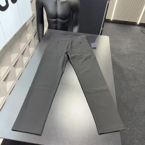 Hochwertige Prada-Hose aus schwarzer Seide mit Logo-Kollektion
