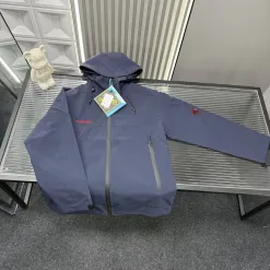 Premium Mammoth Jacken im roten Logo-Stil