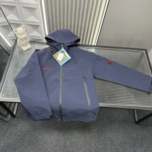 Premium Mammoth Jacken im roten Logo-Stil