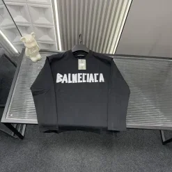 Bestseller: Balenciaga – Langarmshirt im Schwarz-Print-Stil