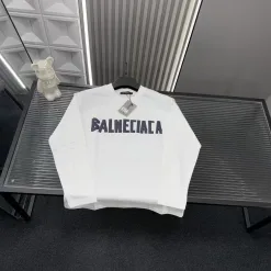 Hochwertige Balenciaga-Kollektion mit langen Ärmeln und weißem Druck