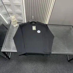 Hochwertiges Lululemon Langarmshirt im schwarzen Logo-Stil