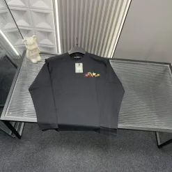 Hochwertige Balenciaga Langarm-Kollektion mit schwarzer Stickerei