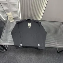 Premium Balenciaga Langarmshirts in Schwarz mit Stickerei