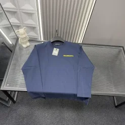 Hochwertige Balenciaga Langarm-Kollektion in Marineblau mit Stickerei