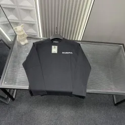Premium Balenciaga Langarmshirts in Schwarz mit Stickerei