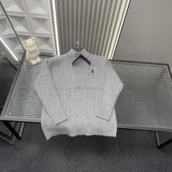 Hochwertige Ralph Lauren Jacken im grauen Strick- und Stickerei-Stil