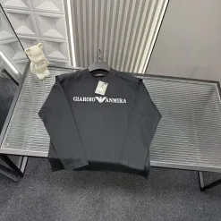 Hochwertiges Armani Langarmshirt in Schwarz mit Stickerei
