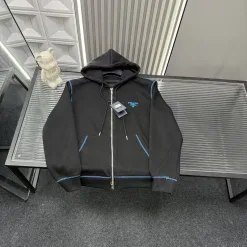 Premium Prada Mantel in Blau mit Stickerei