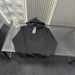 Luxus-Mantel von Armani in Schwarz mit Logo-Design