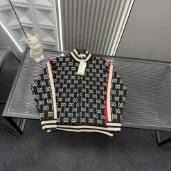 Hochwertiger Gucci-Mantel in Schwarz mit Monogramm-Kollektion