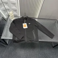 Premium Prada Mantel im schwarzen Stil
