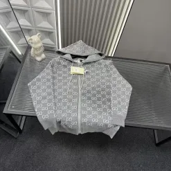Hochwertiger Gucci-Mantel aus der grauen Jacquard-Kollektion