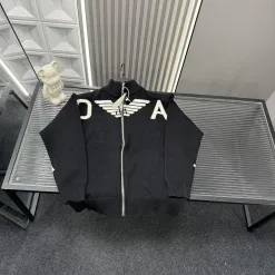 Hochwertige Armani-Mäntel in Schwarz mit Logo-Strick