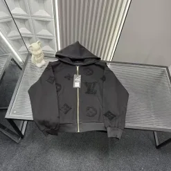 Hochwertige Louis Vuitton Jacken im schwarzen Monogramm-Stil