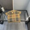 Luxuriöse Burberry-Kollektion mit kurzen Ärmeln und gestreiften Strickmustern