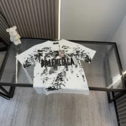 Luxuriöse Balenciaga Kurzarmkollektion
