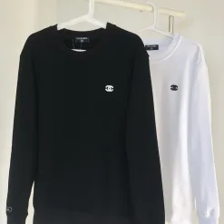 Hochwertige Chanel Sweatshirts aus schwarzer Baumwolle mit Stickereien