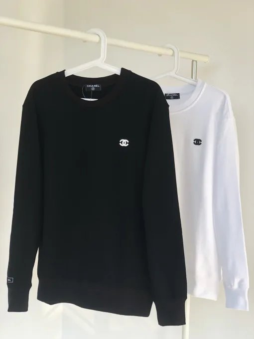 Hochwertige Chanel Sweatshirts aus schwarzer Baumwolle mit Stickereien