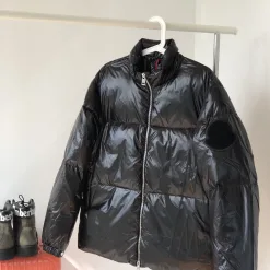 Luxus Moncler Daunenjacken Schwarz Print Luxus