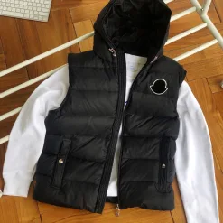 Bestseller Moncler Weste Schwarz Nylon Klassischer Stil
