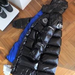 Luxus-Kurzarmhemd von Moncler aus schwarzer Nylon-Logo-Kollektion