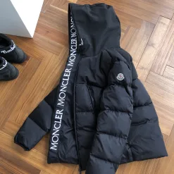 Moncler Daunenjacken in Premiumqualität mit Stickereien