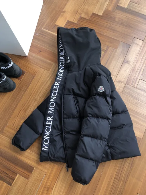 Moncler Daunenjacken in Premiumqualität mit Stickereien