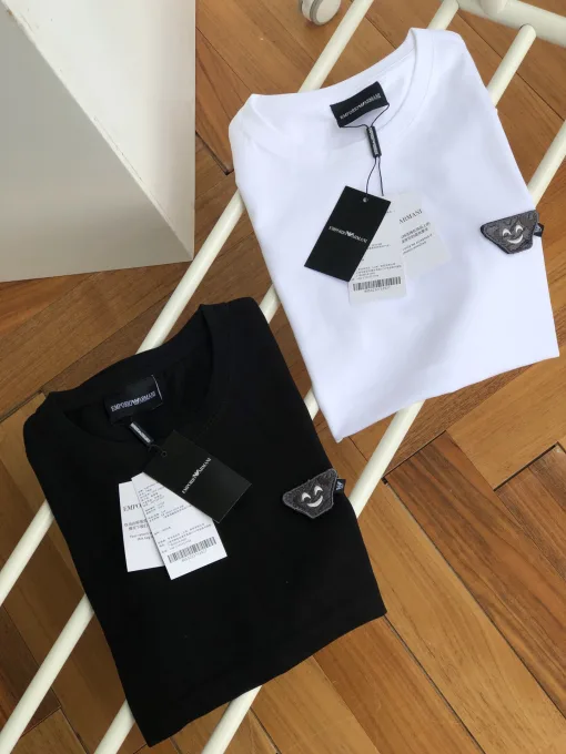 Hochwertige Armani-Kollektion mit kurzen Ärmeln und weißem Logo